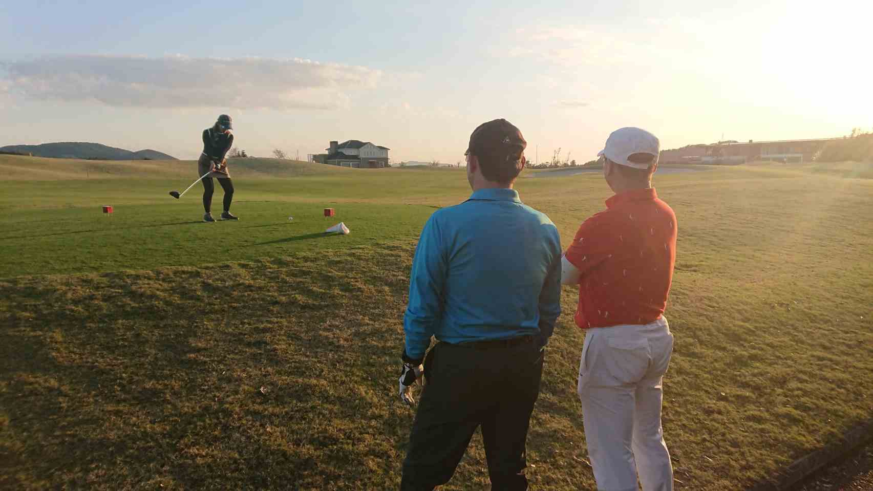 ゴルフプレーヤーと夕陽